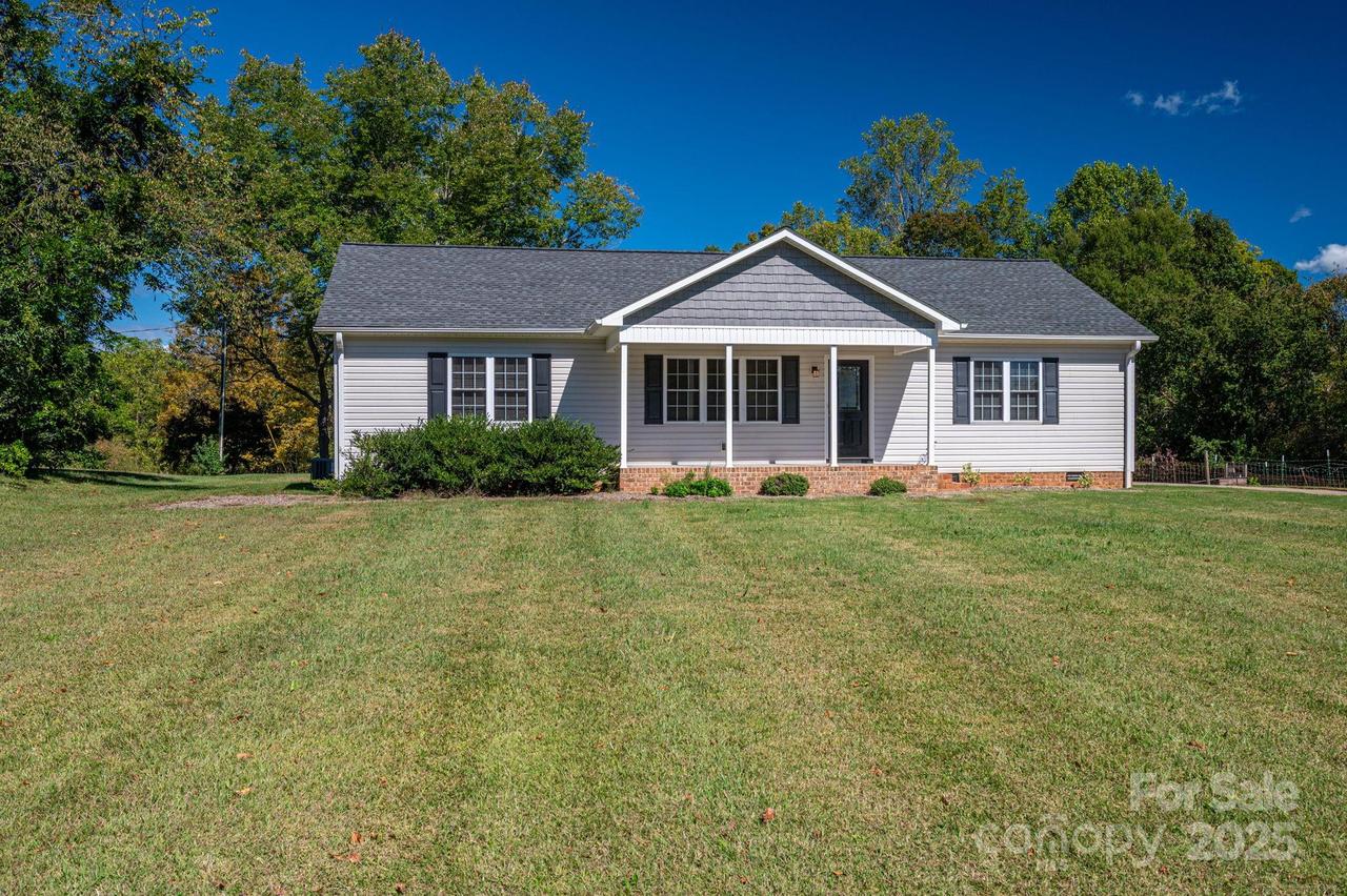 1478 Glenoaks Dr., Newton, NC 28658