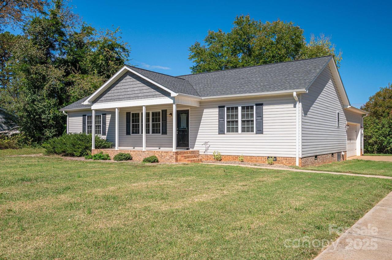 1478 Glenoaks Dr., Newton, NC 28658