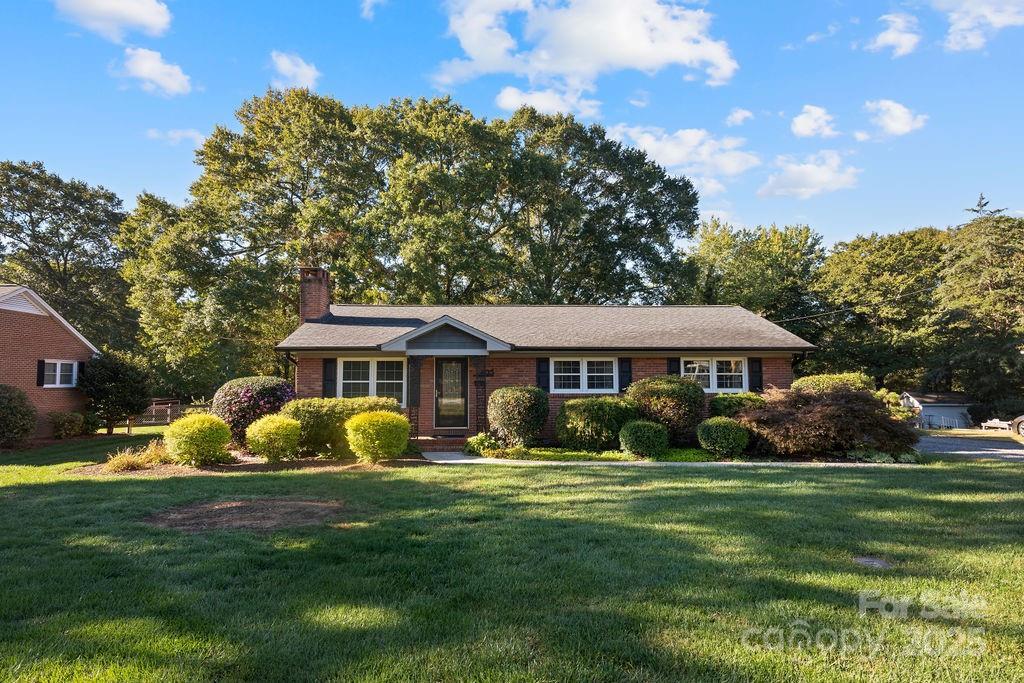 403 W Lewis St., Dallas, NC 28034