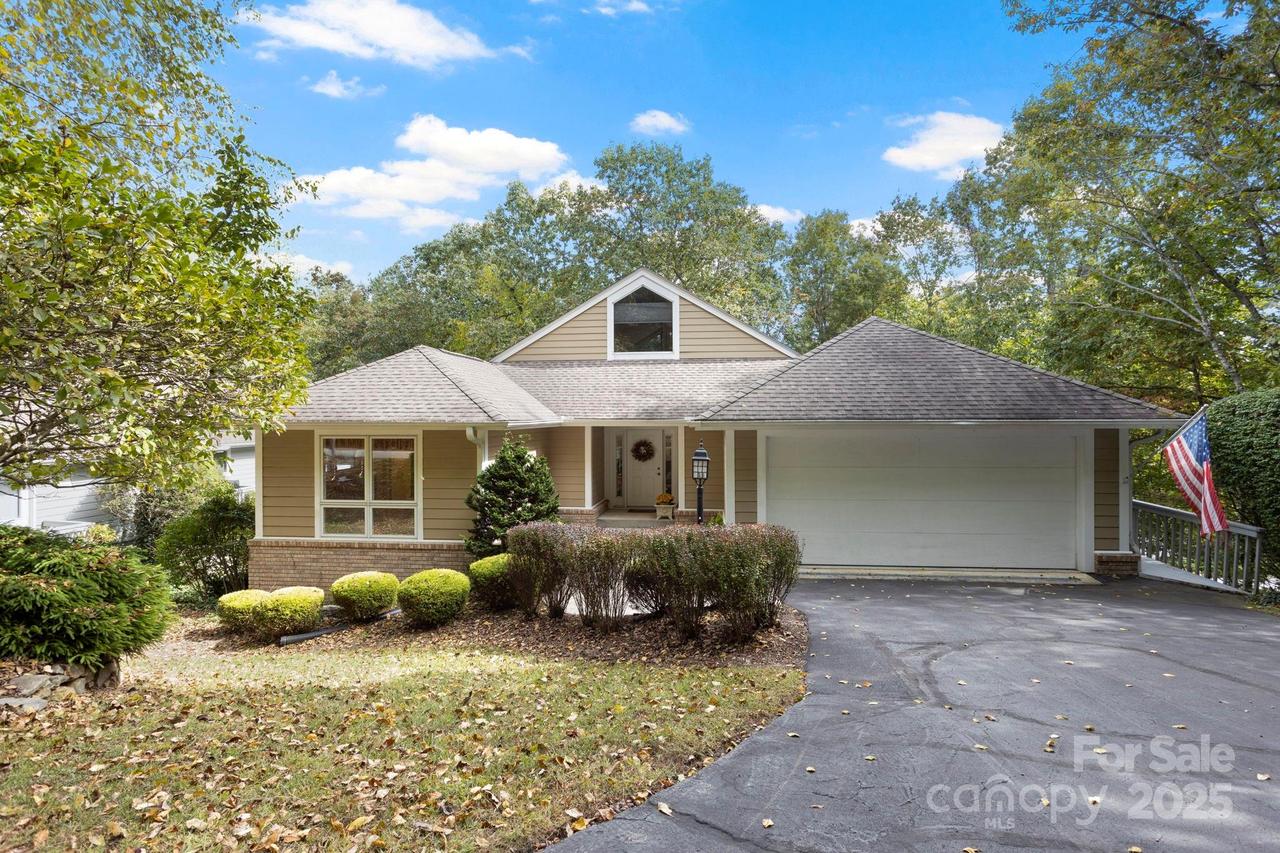 320 Dawnbrook Dr., Flat Rock, NC 28731