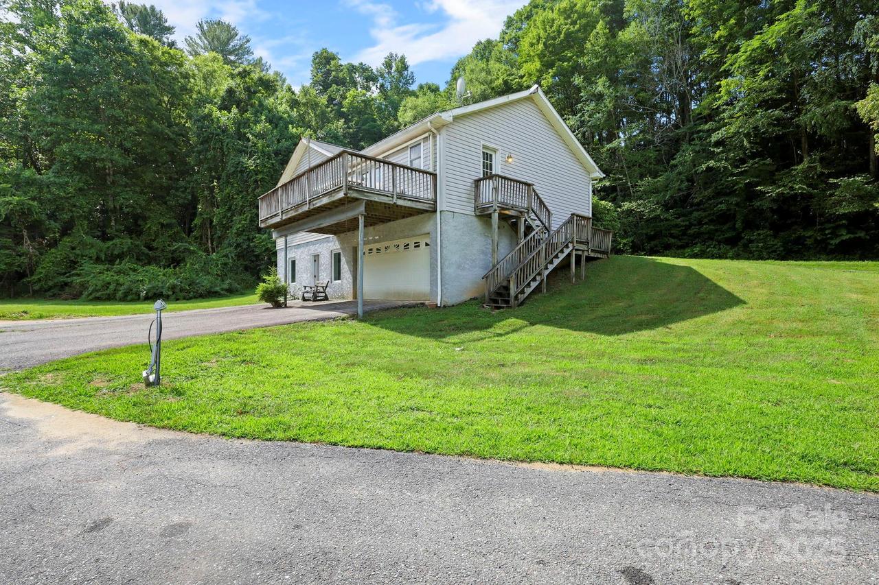 31 Barlow Rd., Elk Park, NC 28622