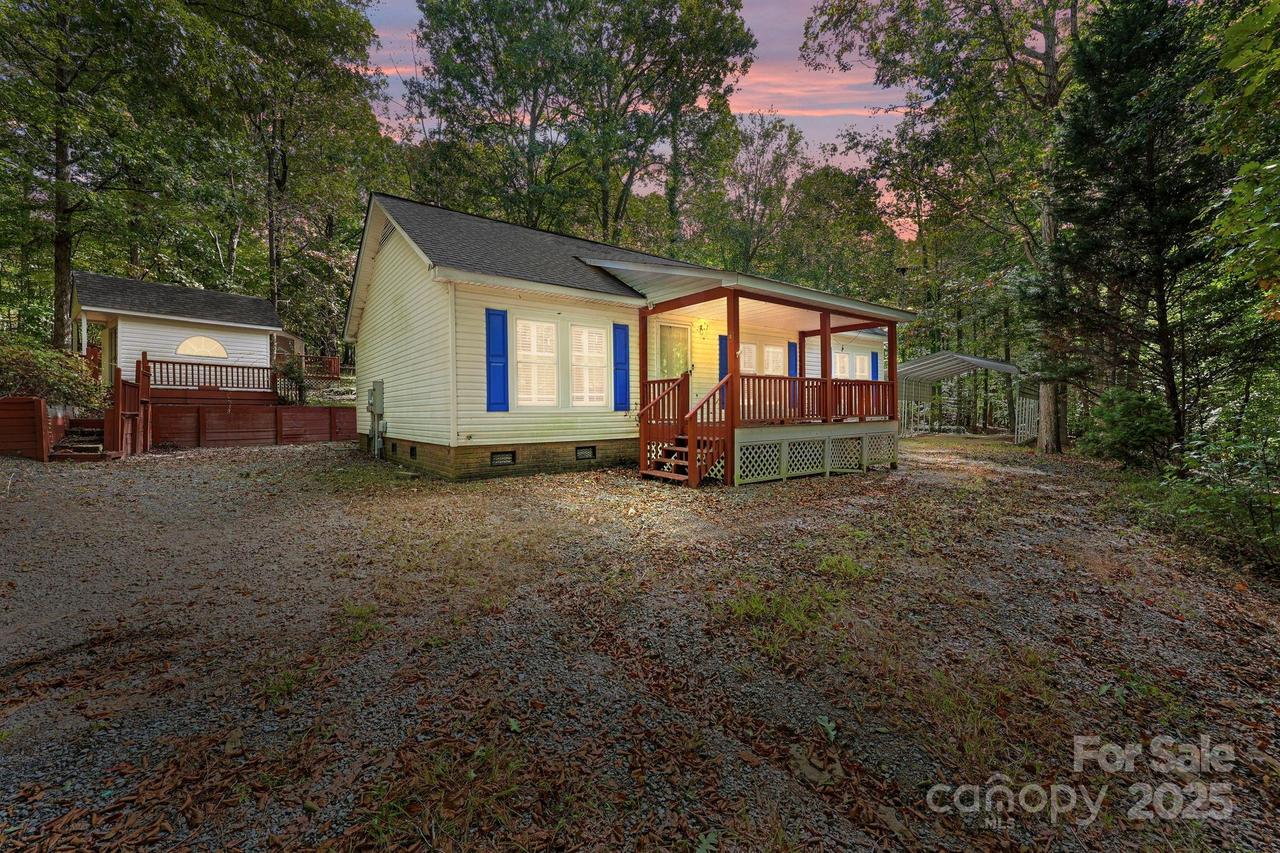 38692 Smoke Ridge Rd., New London, NC 28127