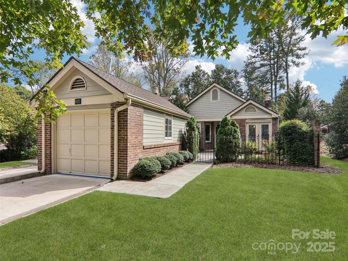102 Glenbrook Dr., Hendersonville, NC 28739