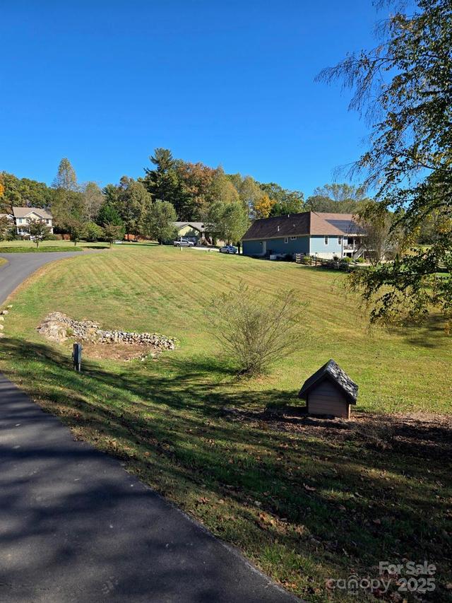 22 Farm Pond Ln., Candler, NC 28715