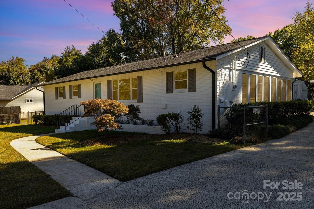 908 Ravendale Dr., Charlotte, NC 28216