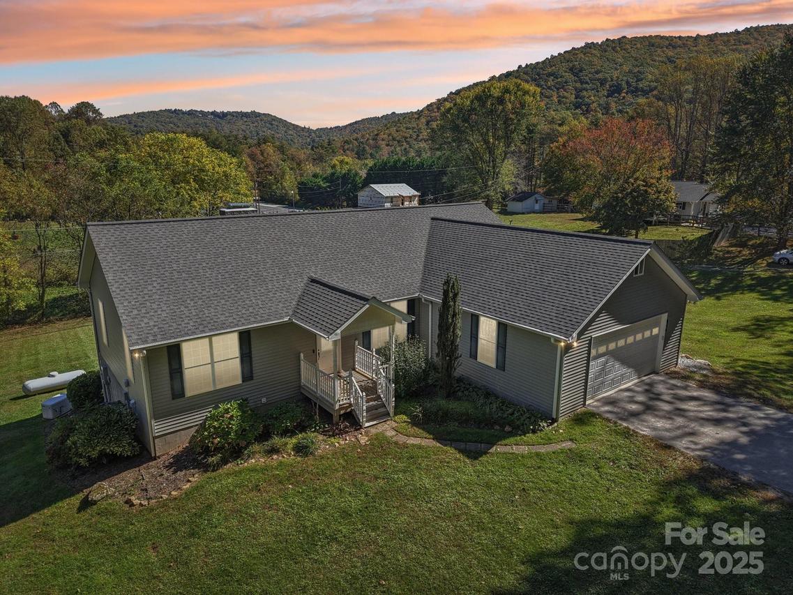 64 My Mountain Ln., Hendersonville, NC 28739