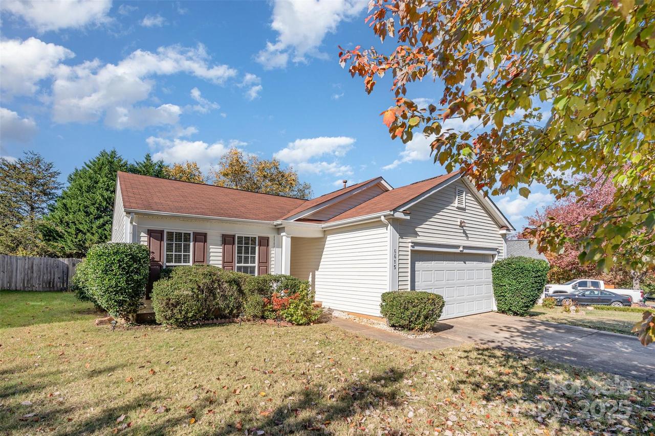 6615 Wandering Creek Dr., Charlotte, NC 28216