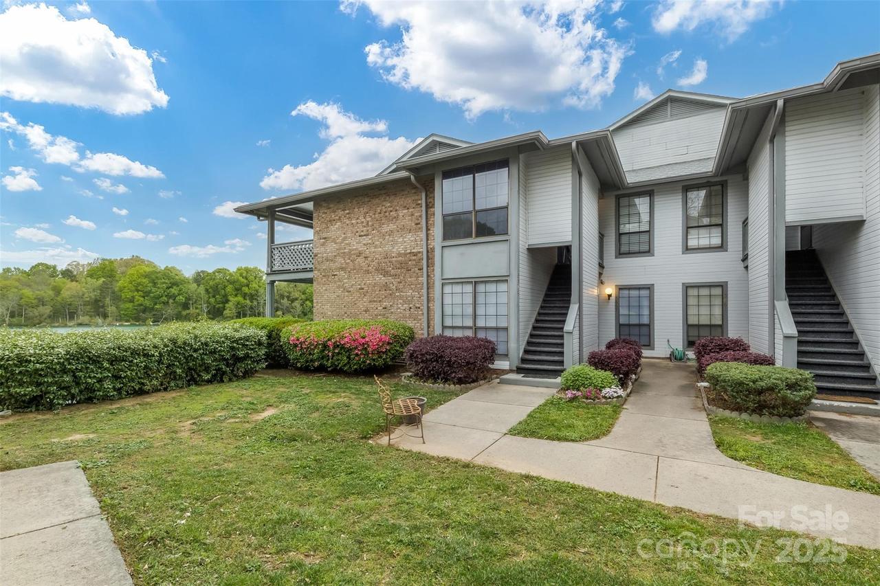 5867 Harris Grove Ln., Charlotte, NC 28212