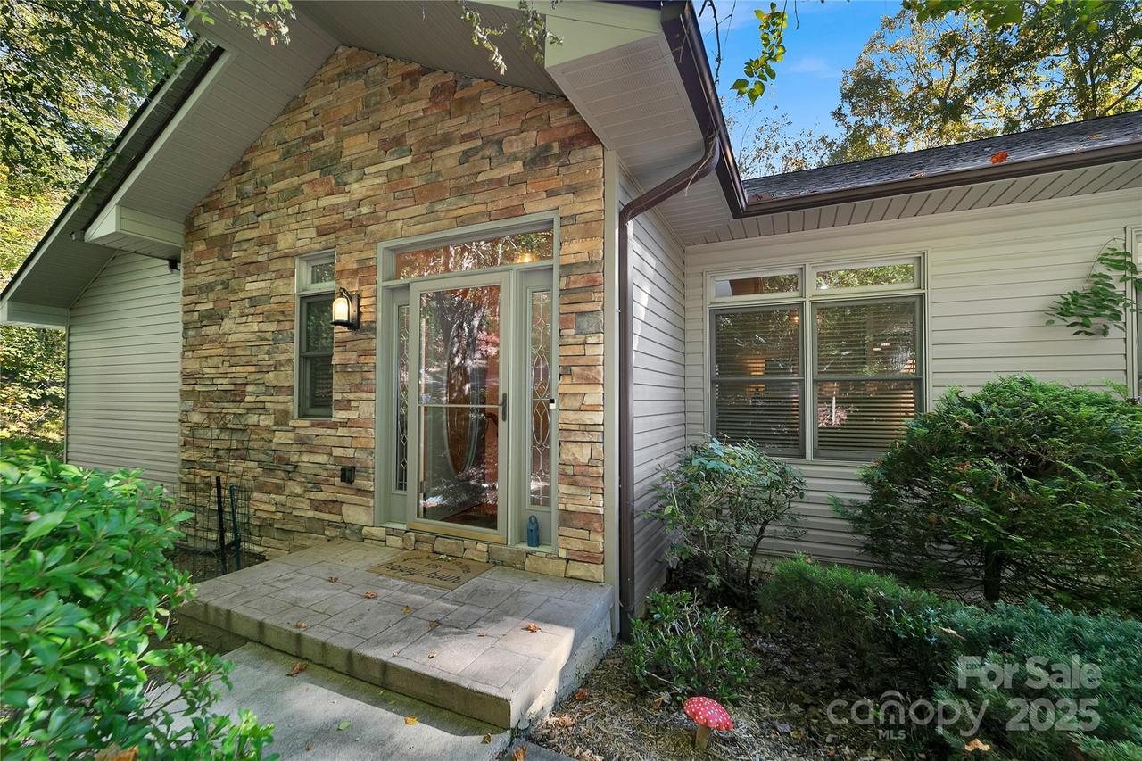 16 Unoga Ct., Brevard, NC 28712