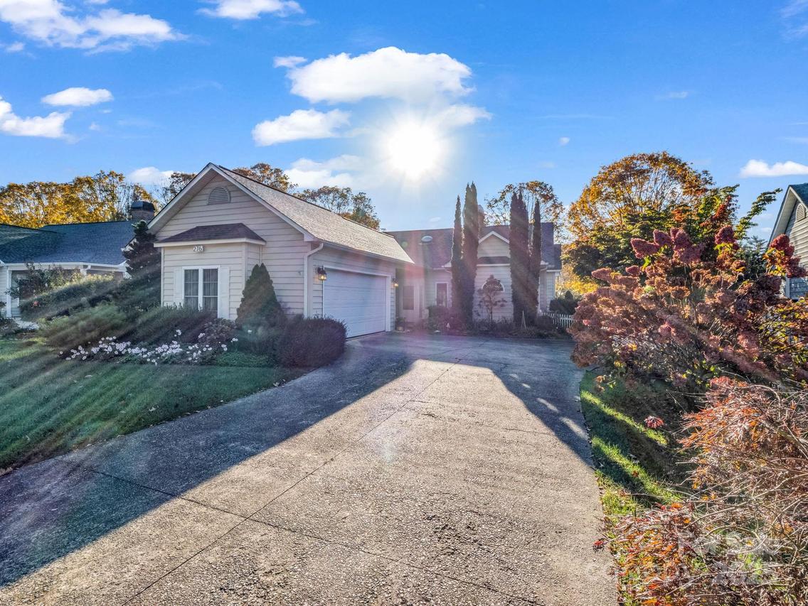 276 Cambridge Dr., Brevard, NC 28712