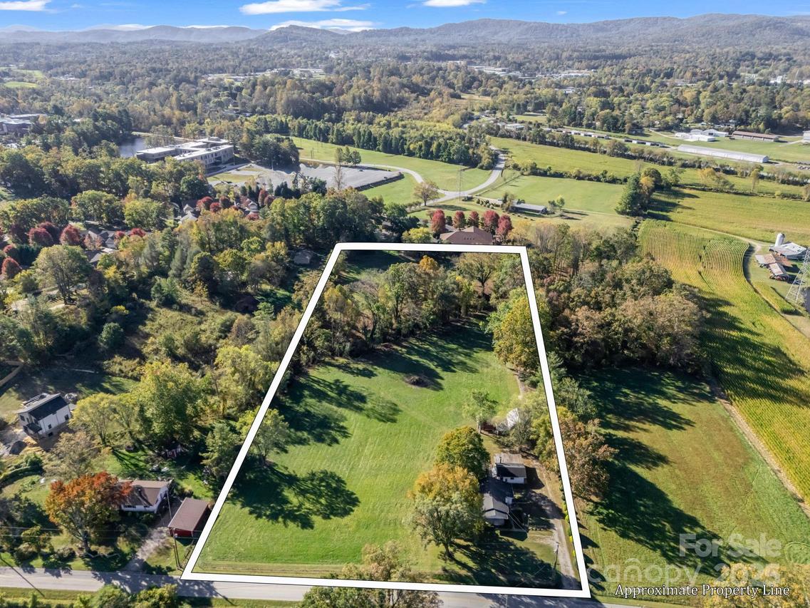 628 New Hope Rd., Flat Rock, NC 28731