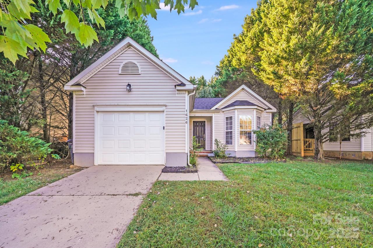 1626 Oakdale Green Dr., Charlotte, NC 28216