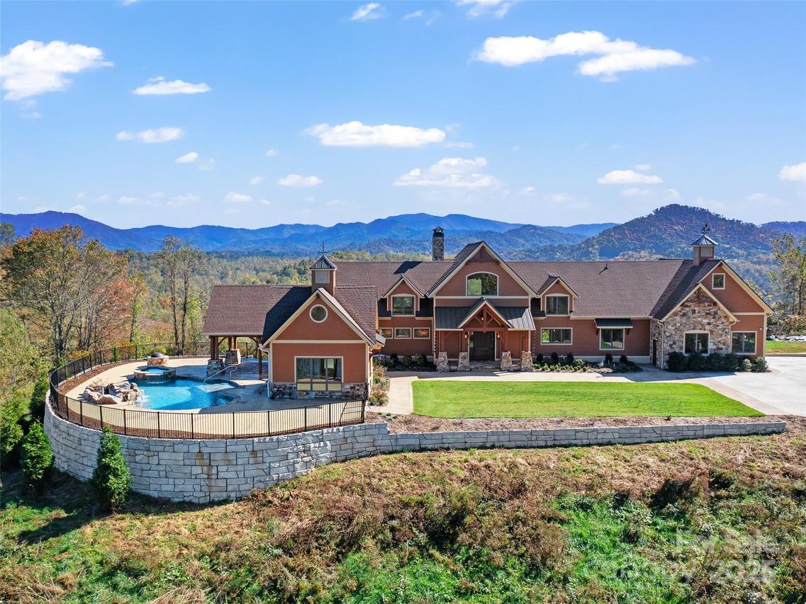946 Ridge Rd., Green Mountain, NC 28740