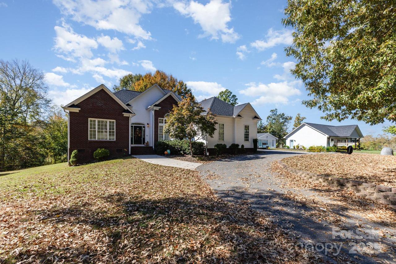324 Old Hardin Rd., Dallas, NC 28034