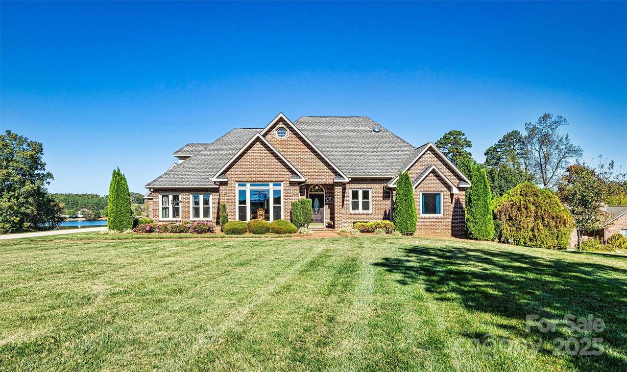 61 Island Pointe Ct., Taylorsville, NC 28681