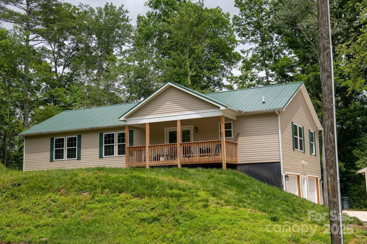 1036 Williamsburg Dr., Lenoir, NC 28645