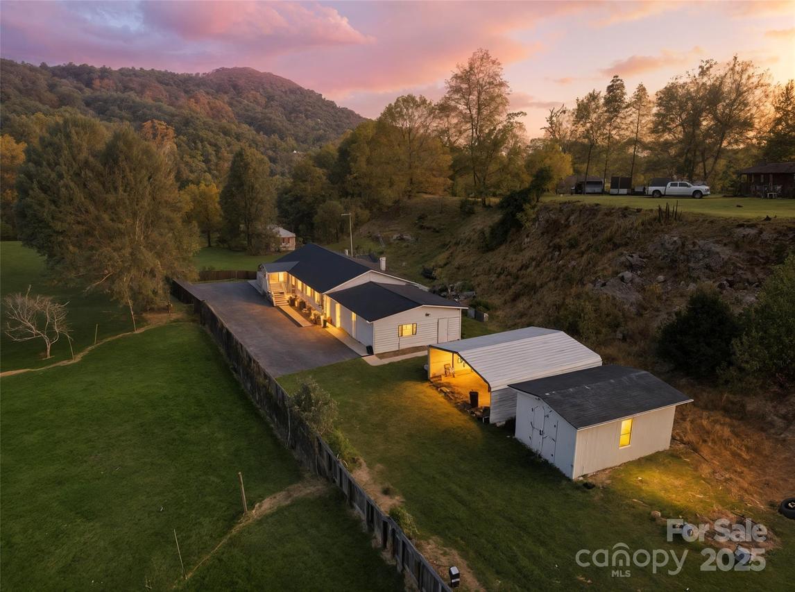 63 Raleigh Ln., Hot Springs, NC 28743