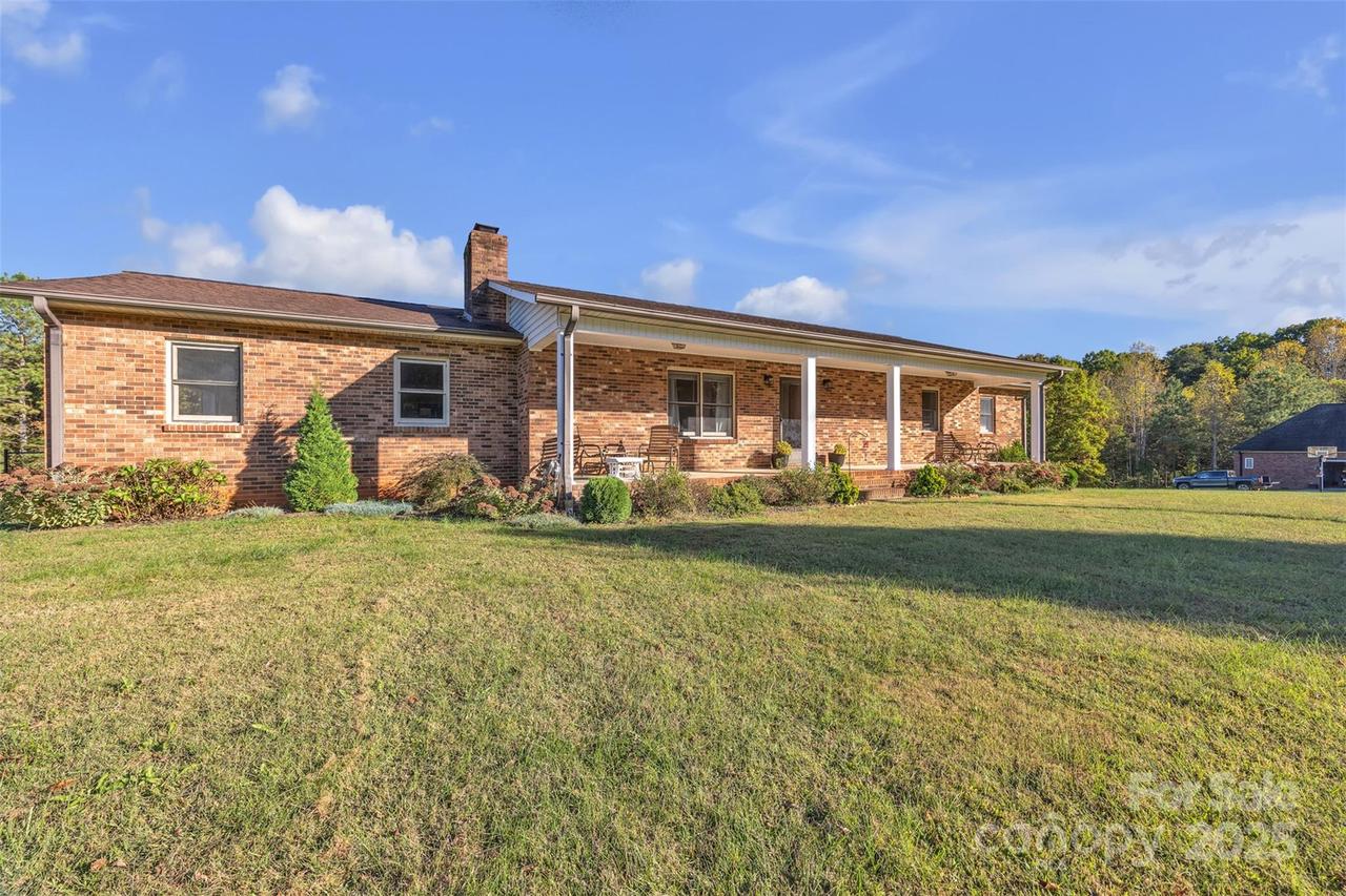 271 Pine Valley Ln., Hiddenite, NC 28636