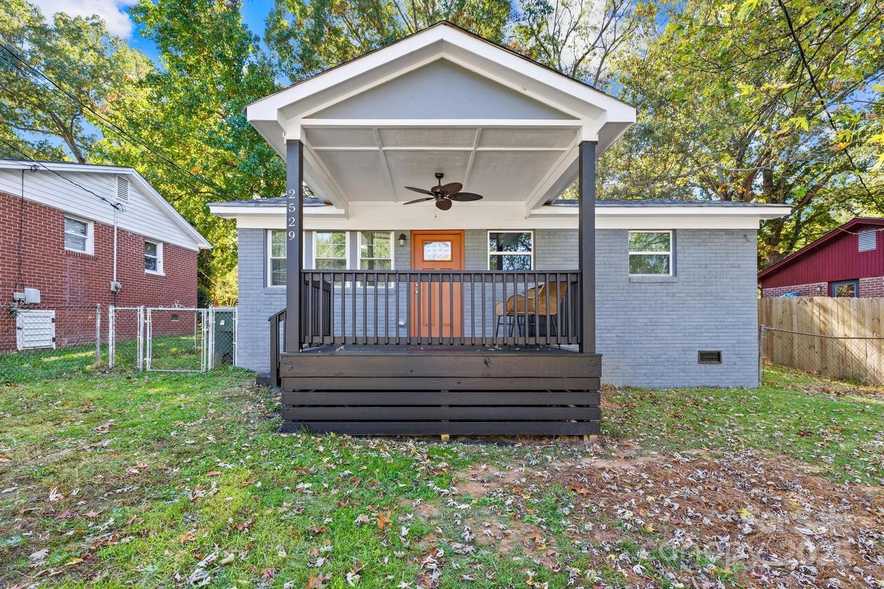 2529 Crescent Ln., Gastonia, NC 28052
