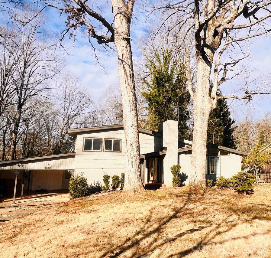 1624 Brentwood Dr., Newton, NC 28658