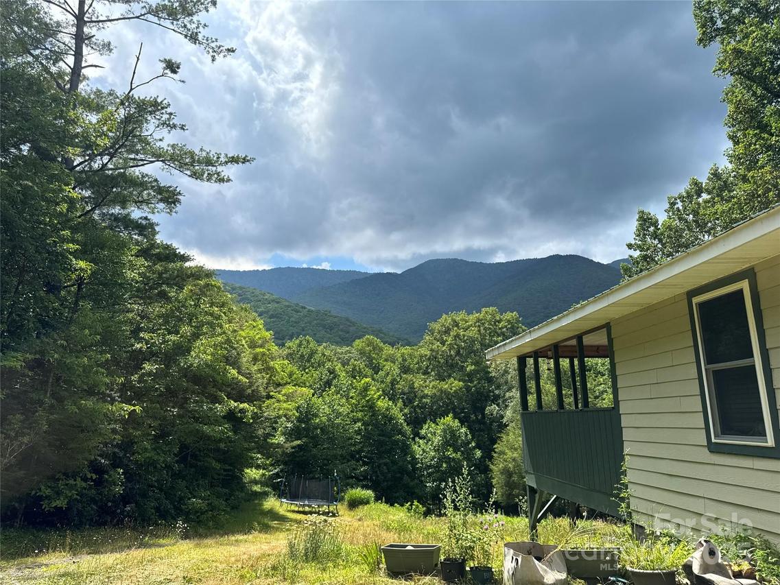 219 Raven Rock Ln., Burnsville, NC 28714