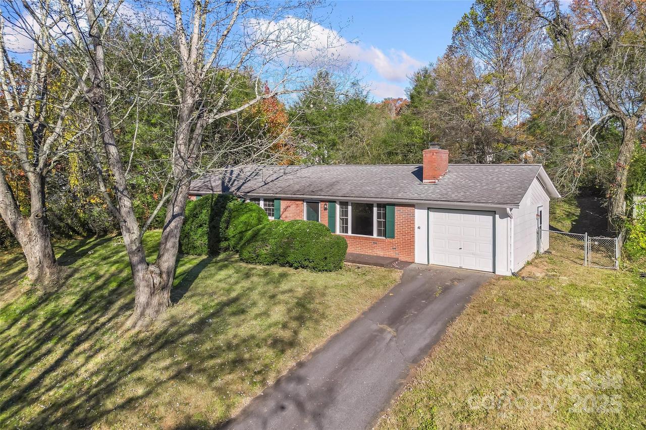 14 Morgan Blvd., Asheville, NC 28704