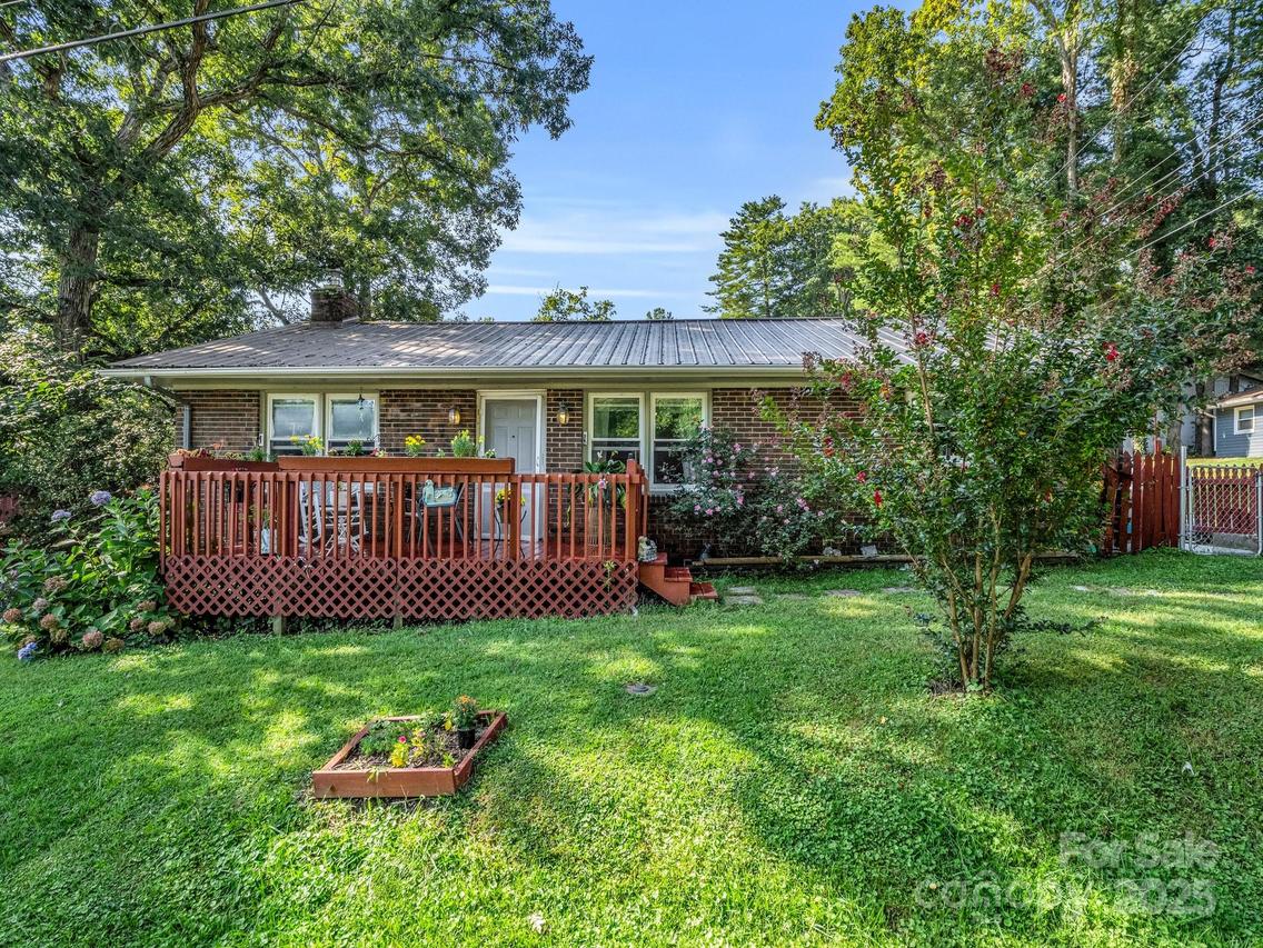 285 Cosmos Dr., Hendersonville, NC 28791
