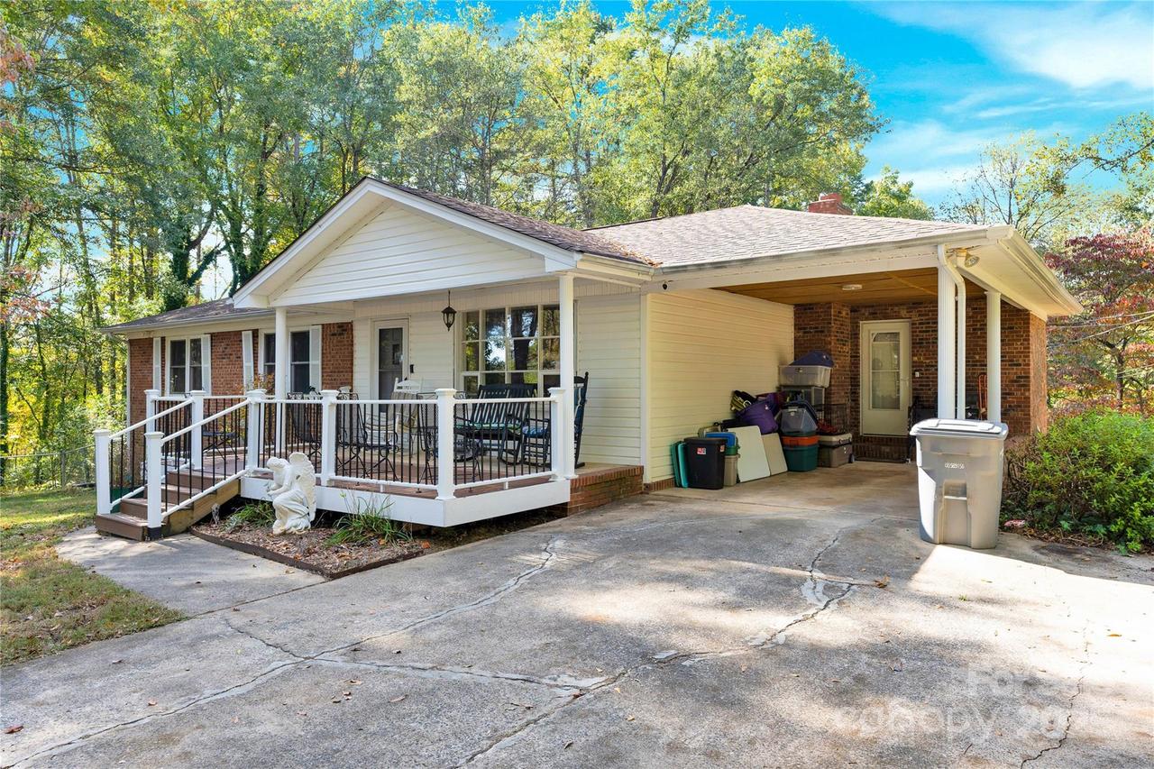 841 Knowles Dr., Dallas, NC 28034