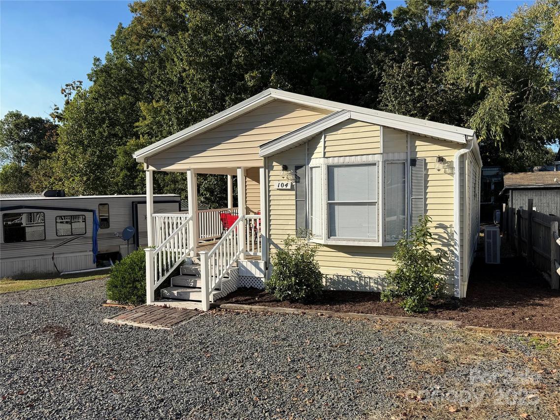 104 Hummingbird Dr., New London, NC 22812