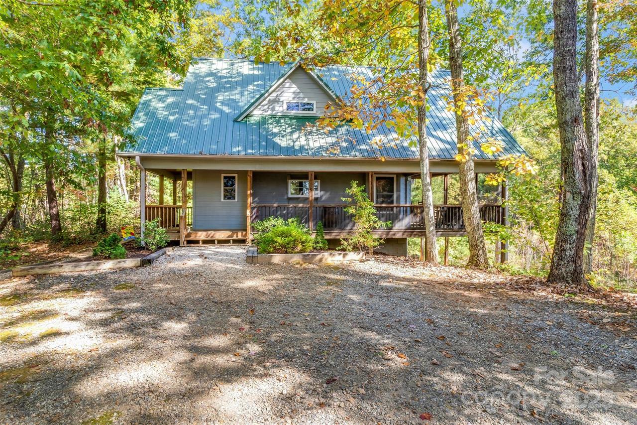 387 Wesley Ln., Saluda, NC 28773