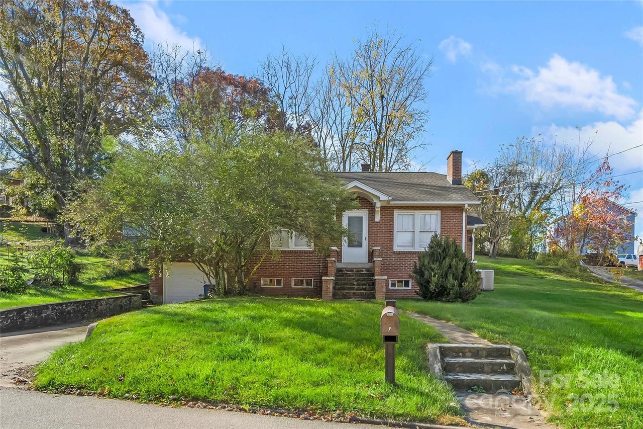 44 Orchard St., Canton, NC 28716