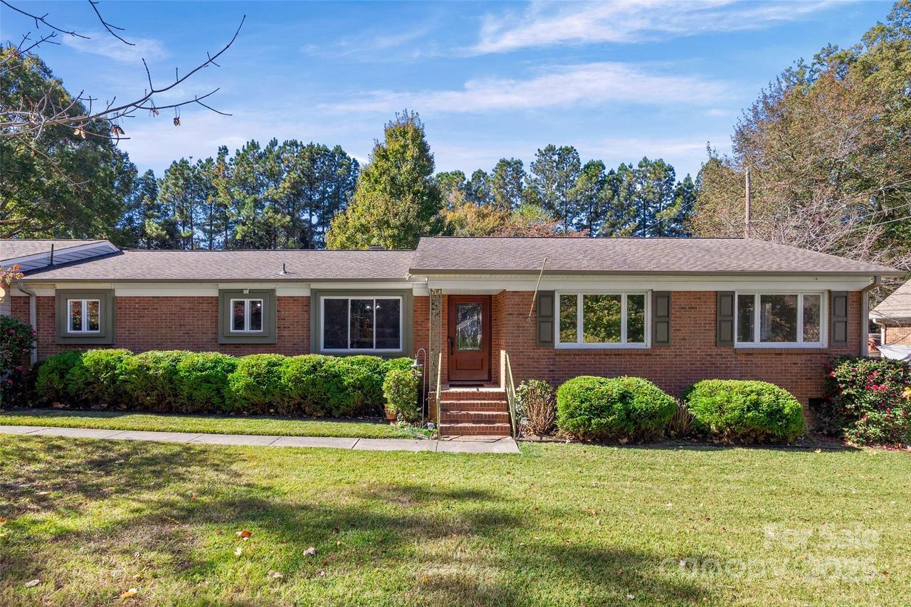 132 Greenbriar Dr., Matthews, NC 28104
