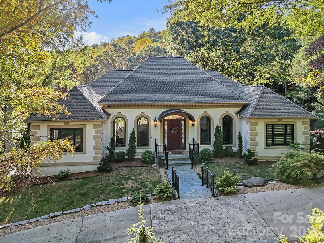 31 Ridge Dr., Hendersonville, NC 28739