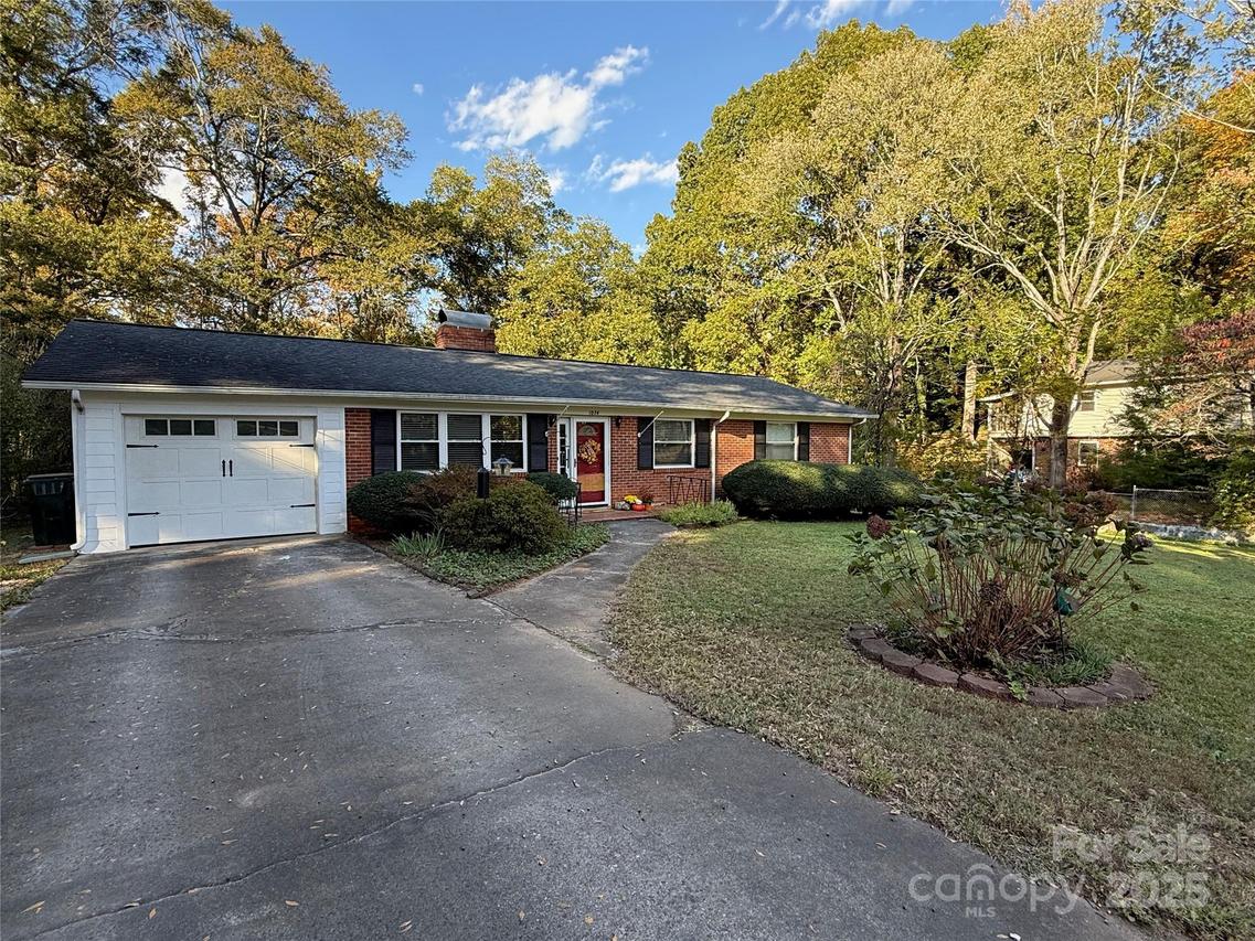 1074 5th Avenue Ct., Hickory, NC 28601
