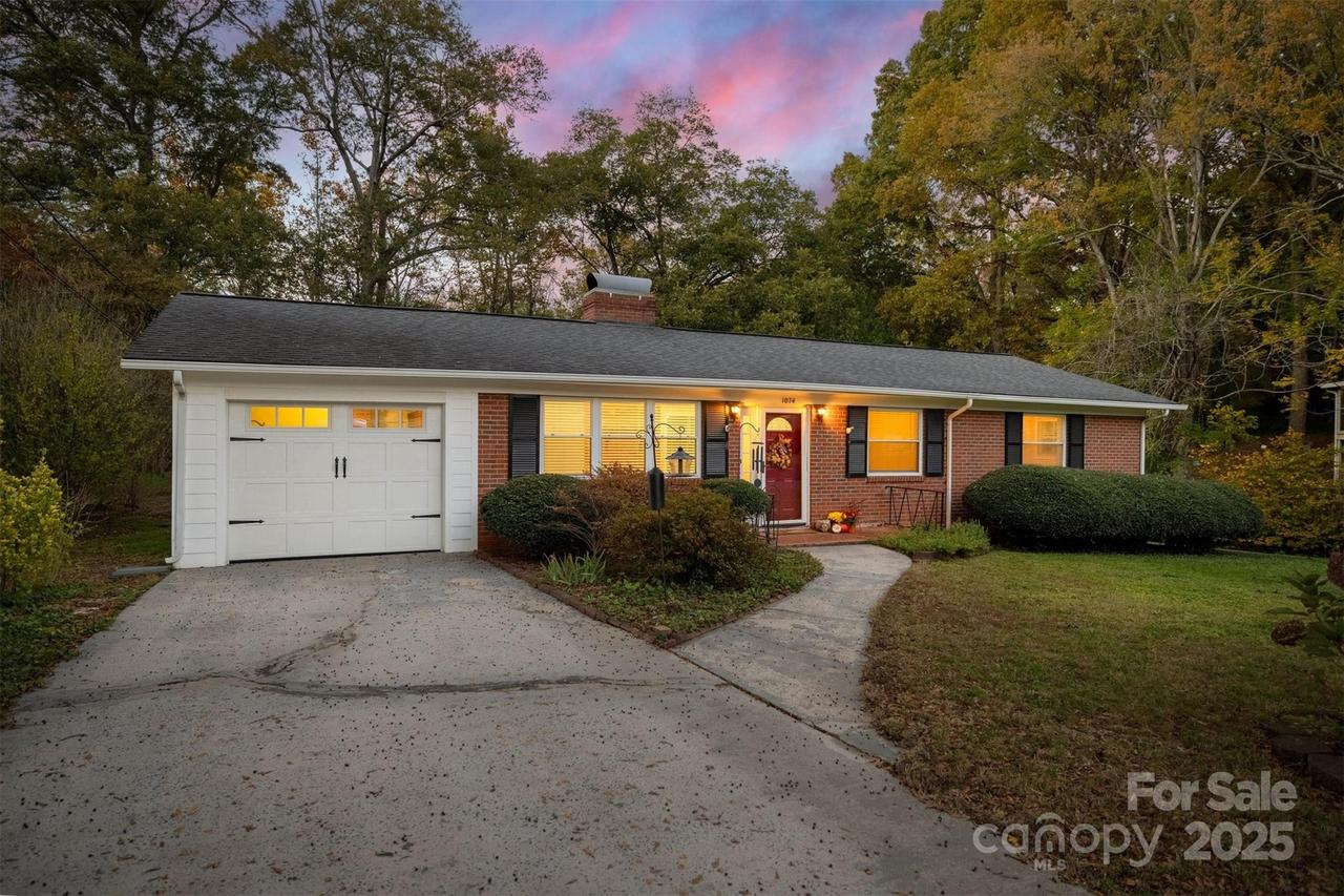 1074 5th Avenue Ct., Hickory, NC 28601