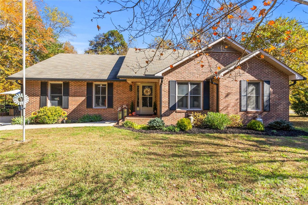 1456 Stonecroft Cir., Catawba, NC 28609