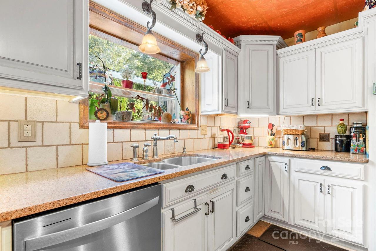 1750 5th Street Dr., Hickory, NC 28601