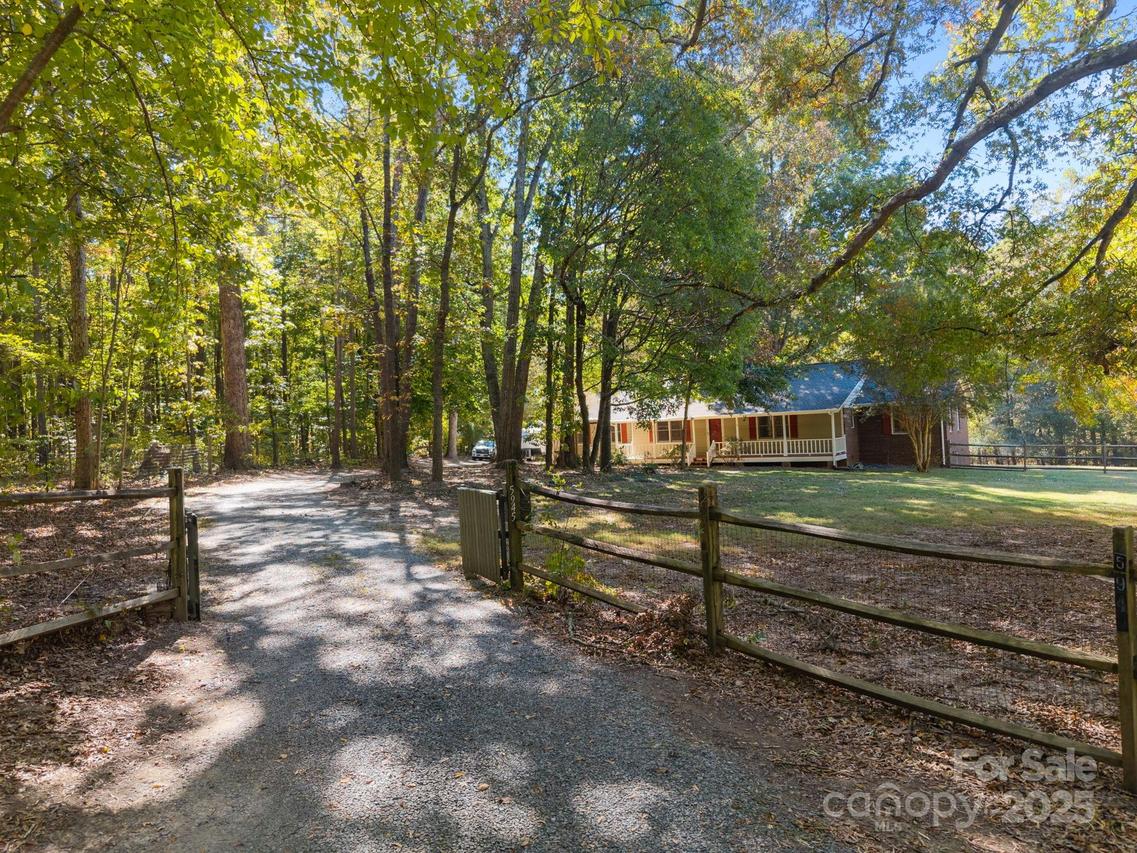 5945 Lindenwood Dr., Matthews, NC 28104
