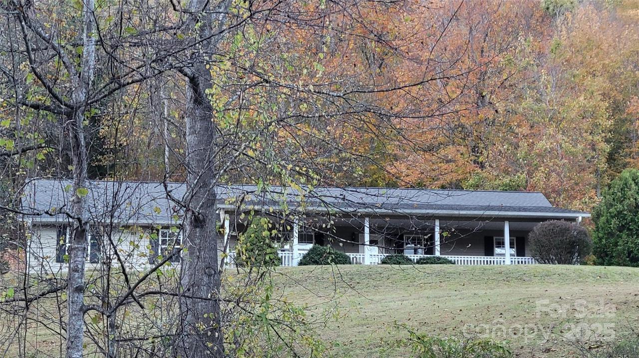 10 Blossom Dr., Burnsville, NC 28714