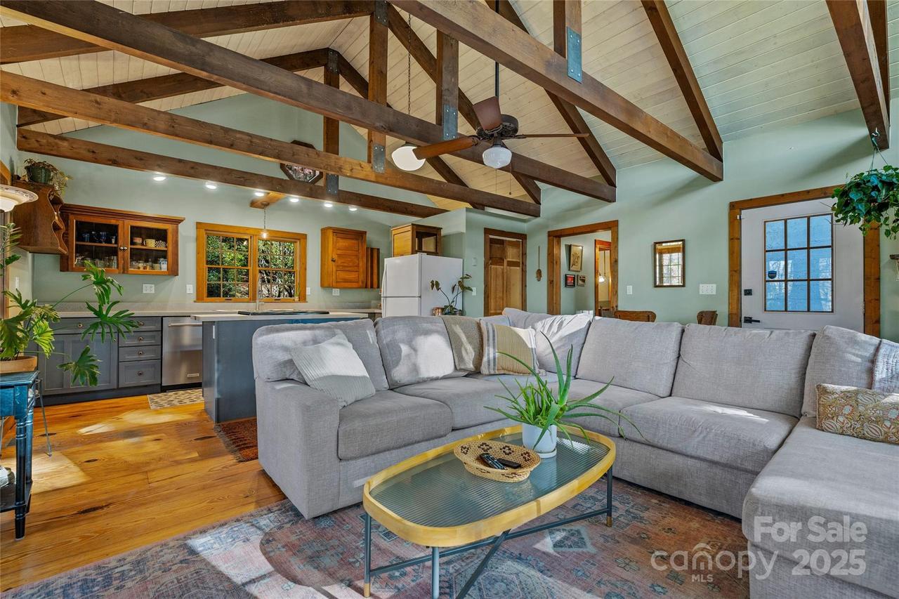 499 E Poplar Dr., Hendersonville, NC 28792