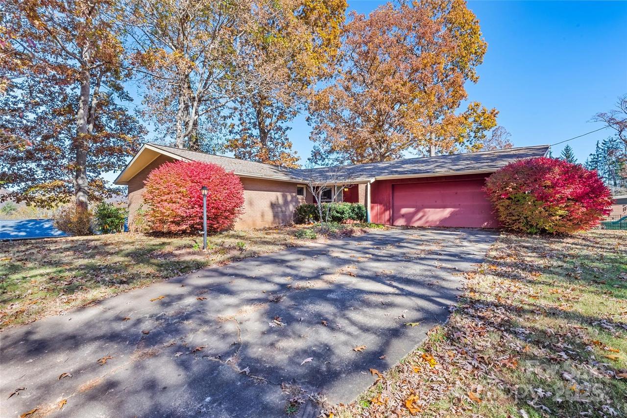 180 Oak Park Dr., Clyde, NC 28721