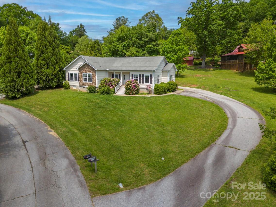 97 Meadowview Dr., Saluda, NC 28773