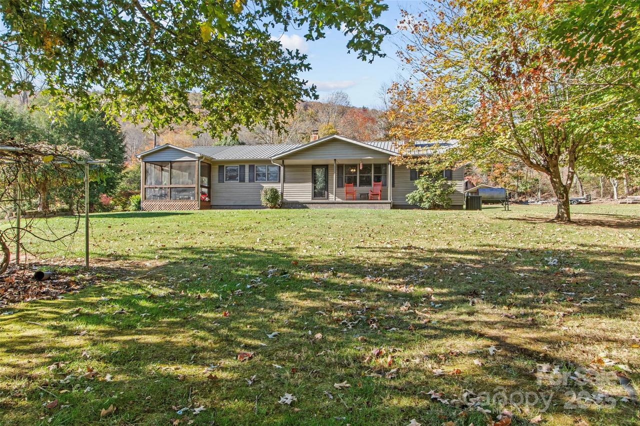 136 Roaring Spout Ln., Burnsville, NC 28714