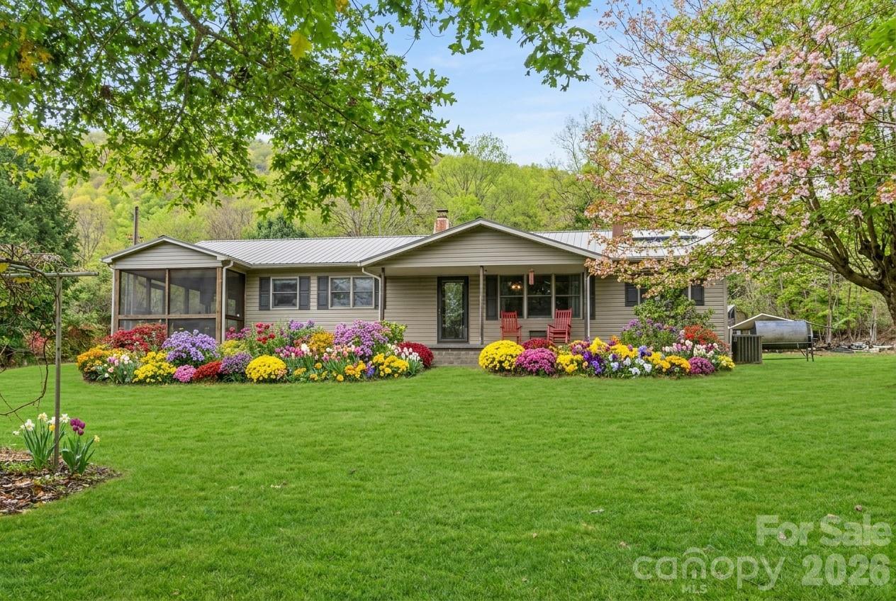 136 Roaring Spout Ln., Burnsville, NC 28714