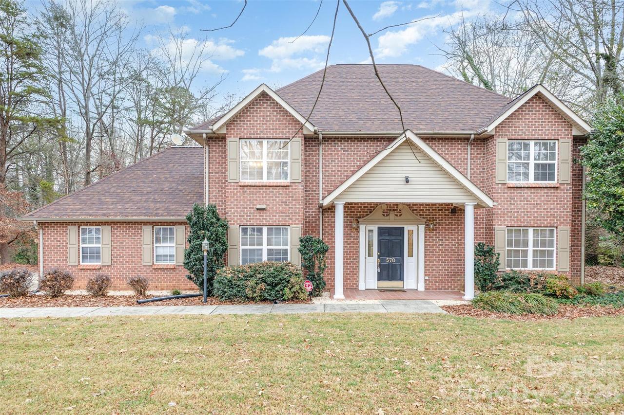 570 29th Avenue Dr., Hickory, NC 28601