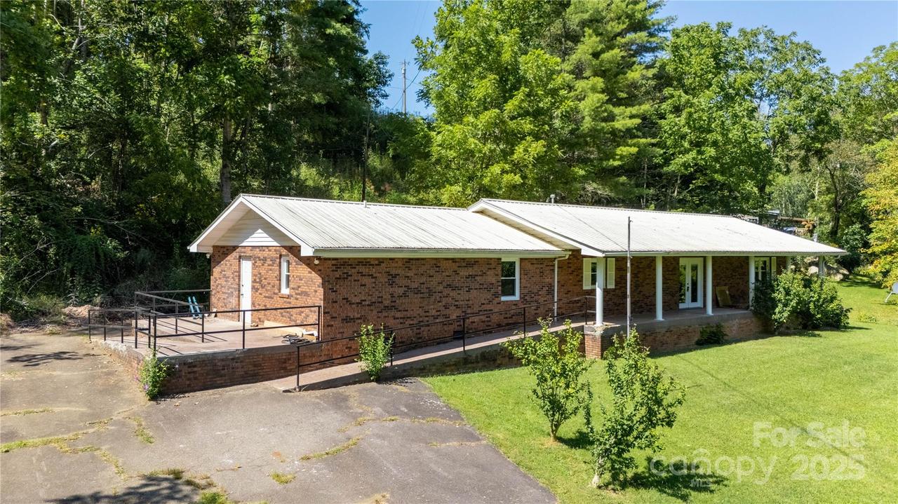 208 Murdock Rd., Bakersville, NC 28705