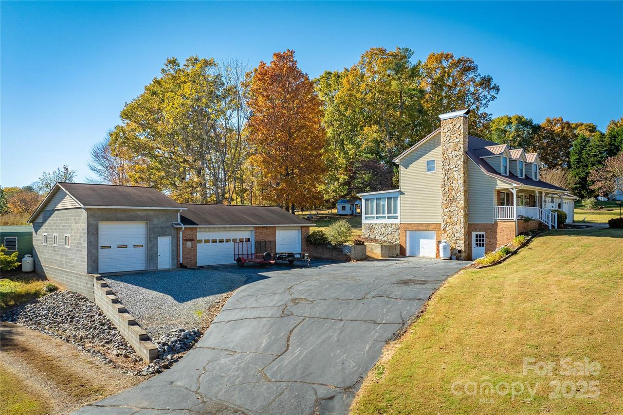 4025 Jenna Ln., Lenoir, NC 28645