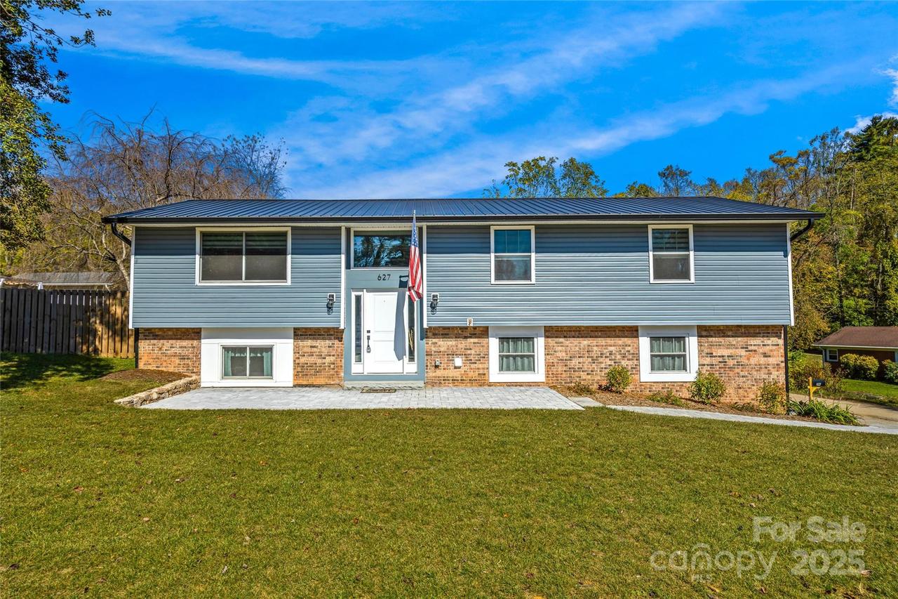 627 Delaware Ln., Hendersonville, NC 28791