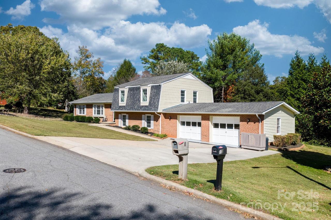 102 Castlegate Dr., Morganton, NC 28655