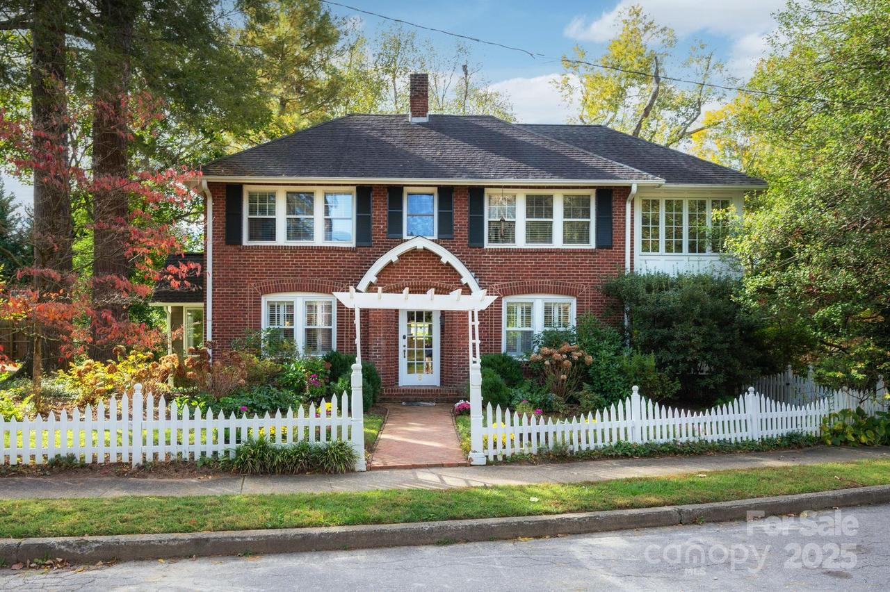 5 Celia Pl., Asheville, NC 28801